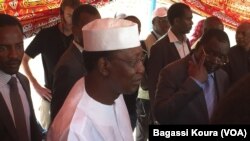 Le président Idriss Deby, dans son bureau de vote dans le 2eme arrondissement de N'Djamena, Tchad, 10 avril 2016. VOA Afrique/Bagassi Koura