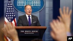 숀 스파이서 백악관 대변인이 7일 정례브리핑을 하고 있다.