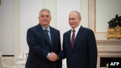 នាយករដ្ឋមន្ត្រី​ហុងគ្រីលោក Viktor Orban ចាប់ដៃគ្នាជាមួយ​ប្រធានាធិបតី​រុស្ស៊ី​លោក Vladimir Putin នៅ​ក្នុង​ជំនួប​មួយ​នៅ​វិមាន​ Kremlin ទីក្រុងមូស្គូ ប្រទេសរុស្ស៊ី​ នាថ្ងៃទី ៥ ខែកក្កដា ឆ្នាំ ២០២៤។ (HUNGARIAN PRIME MINISTER'S OFFICE / AFP)