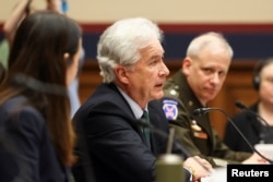 윌리엄 번스(가운데) 미 중앙정보국장이 8일 하원 청문회에서 증언하고 있다.