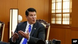 资料照片：负责经济增长、能源与环境事务的国务次卿克拉奇在首尔与韩国外长康京和交谈。(2019年11月6日)