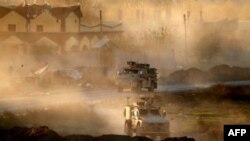 pasukan Demokratis Suriah (SDF) mengendarai kendaraan militer AS dekat Hajin, provinsi Deir Ezzor, kawasan Timur Suriah, melawan ISIS, Sabtu, 15 Desember 2018. (Foto: dok).