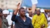 Le président togolais Faure Gnassingbe salue ses partisans lors d'un meeting à Lomé, le mercredi 22 avril 2015. (AP Photo/Erick Kaglan)
