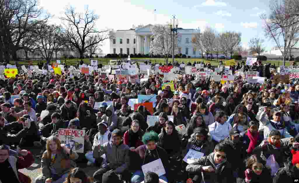 Students rally in front of the White House in Washington, March 14, 2018. 