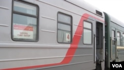 资料照片： 停在俄蒙边界纳乌什卡站等待入境蒙古的莫斯科-乌兰巴托国际列车。