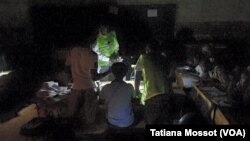Le décompte des bulletins a lieu dans les bureaux de vote qui viennent de fermer, à Bangui, 30 décembre 2015. VOA/Tatiana Mossot