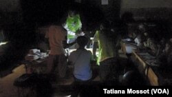 Le décompte des bulletins a lieu dans les bureaux de vote qui viennent de fermer, à Bangui, 30 décembre 2015. VOA/Tatiana Mossot