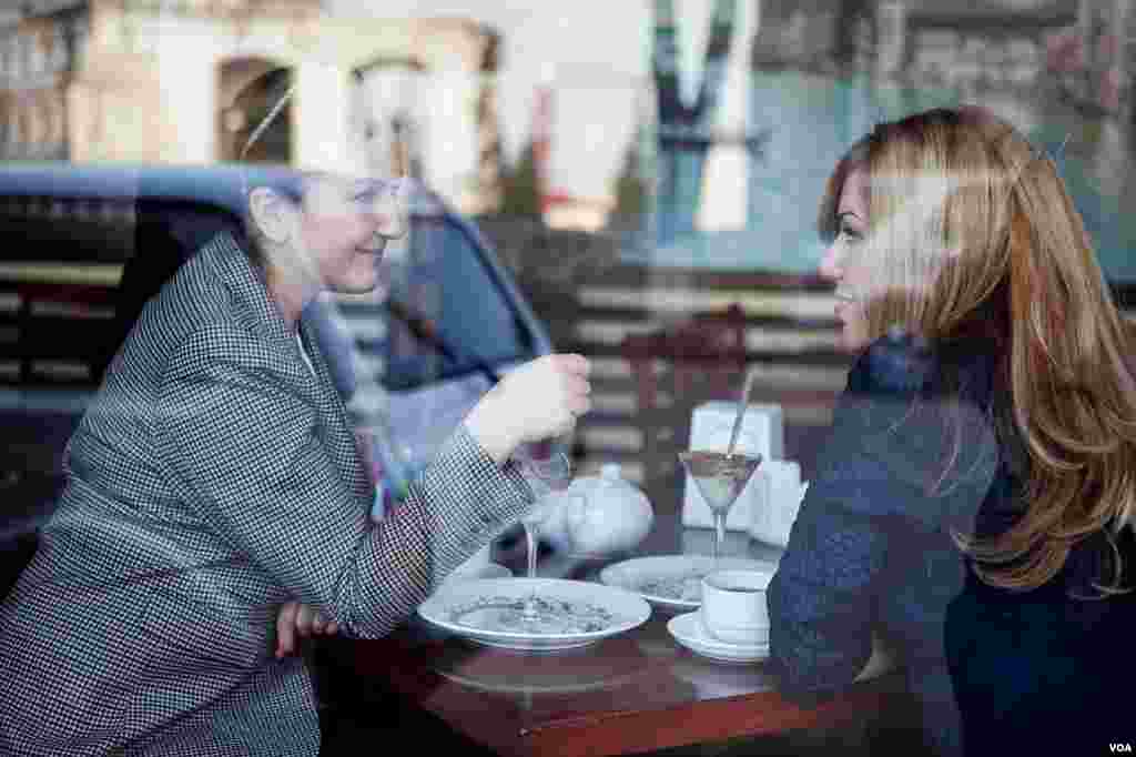 As life in Stepanakert returns to normal, Armenian women catch up over lunch at an Italian restaurant, located across the street from a bombed out building. (U. Filimonova)