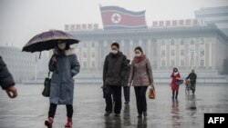 지난 10일 북한 평양의 김일성 광장에 가랑비가 내리는 가운데 시민들이 이동하고 있다. 