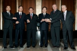 지난 2007년 2.13 합의 직후 베이징에서 북 핵 6자회담 각국 대표들이 기념촬영을 했다. 왼쪽부터 사사에 겐이치로 일본 외무성 아시아대양주국장, 천영우 한국 외교부 한반도평화교섭본부장, 김계관 북한 외무성 부상, 우다웨이 중국 외교부 부부장, 크리스토퍼 힐 미국 국무부 동아태담당차관보.