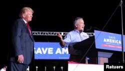 Le membre du Congrès Jody Hice (R-GA), actuellement candidat au poste de secrétaire d'État de Géorgie, est vu sur scène avec l'ancien président américain Donald Trump lors d'un rassemblement à Perry, Géorgie, États-Unis, le 25 septembre 2021.
