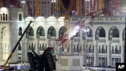 Menara derek konstruksi terlihat jatuh menimpa Masjidil Haram, di Mekkah, Arab Saudi, Jumat (11/9).
