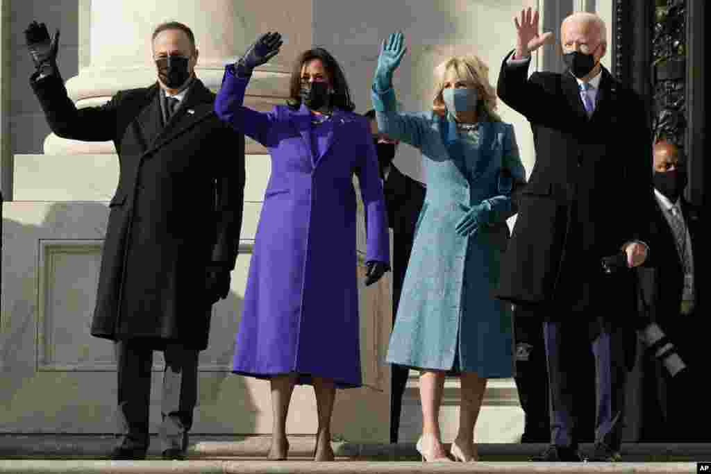 Rais mteule Joe Biden, mkewe Jill Biden na Makamu Rais mteule Kamala Harris na muwewe Doug Emhoff wakiwasili Bungeni kwa ajili ya sherehe rasmi za kuapishwa mjini Washington, Jumatano, Jan. 20, 2021. (AP Photo/J. Scott Applewhite)