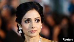 Aktris Sridevi Kapoor tiba untuk menghadiri gala "English Vinglish" pada Festival Film International Toronto ke-37, 14 September 2012.