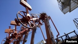 Seorang pekerja tampak berada di sebuah terminal minyak Jose di Venezuela. (Foto: Reuters/Jorge Silva)