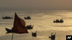 ទូកនេសាទ​នៅ​ឯកោះ Ly Son នៃ​ខេត្ត Quang Ngai ប្រទេស​វៀតណាំ​ ១០ មេសា ២០១២។