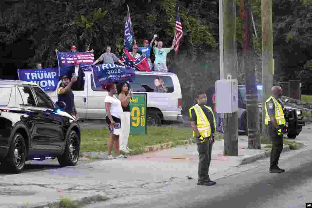 អ្នក​​គាំទ្រ​​លោក Donald Trump លើក​បដា​និង​គ្រវី​ទង់​​នៅ​​​ខាង​ក្រៅ​ពន្ធនាគារ​​ស្រុក Fulton ក្រុង Atlanta រដ្ឋ Georgia កាល​ពី​​ថ្ងៃ​ទី​២៤ ខែ​សីហា ឆ្នាំ ២០២៣។