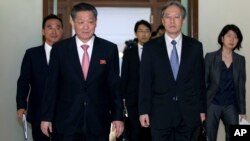 지난 3월 30일부터 이틀간 중국 베이징에서 국장급 정부 당국자 회담이 열린 가운데, 북한의 송일호 북-일 국교정상화 교섭담당 대사(오른쪽)와 이하라 준이치 일본 외무성 아시아대양주 국장이 회담장에 들어서고 있다.