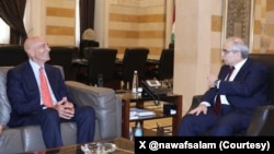 تام باراک (چپ) و نواف سلام نخست وزیر لبنان. 