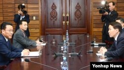 지난달 26일 판문점 북측 지역인 통일각에서 김기웅(오른쪽) 통일부 남북회담본부장과 황철 북한 조국평화통일위원회 서기국 부장이 참석한 가운데 남북 당국회담 준비를 위한 실무접촉이 열리고 있다. (자료사진)