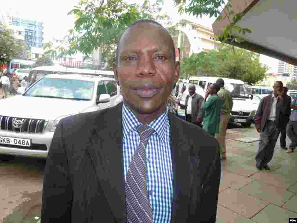 Charles Ngigi, seorang uskup di Nairobi, Kenya, mengucapkan selamat pada Amerika karena menunjukkan kedewasaan dalam demokrasi. &quot;Pihak yang kalah dengan segera menerimanya, sehingga membawa kedamaian.&quot; (G. Joselow/VOA)