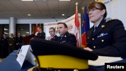 Anggota Kepolisian Kanada berbicara dalam jumpa pers mengenai penangkapan tersangka pelaku plot serangan teror di Toronto (22/4). (Reuters/Aaron Harris)