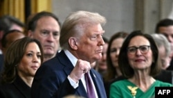 美国总统特朗普在华盛顿美国国会大厦圆形大厅举行的就职典礼上。（2025年1月20日）