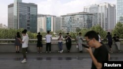 人们在中国北京的科技中心中关村（2021年8月23日）。