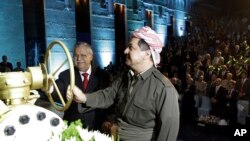 Le président kurde Massud Barzani, à droite, et le président irakien Jalal Talabani inaugure une usine de de pétrole à Irbil, Kurdistan, 1er juin 2009.