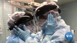 VOA英语视频: 两位护士拥抱合影，提醒大家“我们共度难关”