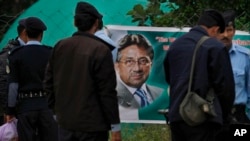 Police officers arrive to join duties outside former Pakistani president Pervez Musharraf's house in Islamabad Nov. 6, 2013. 