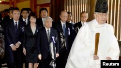 23일 일본 여야 의원들이 단체로 야스쿠니 신사를 참배했다. 왼쪽부터 히라누마 타케오, 타카이치 사나에, 오츠지 히데히사 의원. 