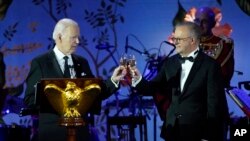 د متحده ایالاتو ولسمشر جو بایډن او د استرالیا صدراعظم انتوني البانیز په سپینه مانۍ کې.