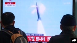 People watch TV reporting North Korea's missile test at Seoul Railway Station in Seoul, South Korea, March 4, 2014. 