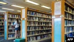 4일 홍콩의 한 공공 도서관에서 책을 고르는 시민의 모습