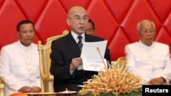 ព្រះ​មហាក្សត្រ​ខ្មែរ​ ​ព្រះ​បាទ​ ​នរោត្តម សីហមុនី អានលិខិតមួយច្បាប់ ខណៈពេលដែលព្រះអង្គយាង​បើក​សម័យ​ប្រជុំ​លើកទី១​របស់​ព្រឹទ្ធ​សភា​ ​នីតិកាល​ទី៤ កាលពីថ្ងៃទី២៣ ខែមេសា ឆ្នាំ២០១៨។