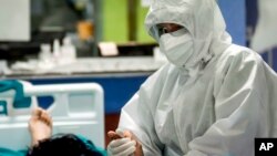 Broj zaraženih virusom Kovic 19 u svetu u stalnom porastu, Foto: (Claudio Furlan/LaPresse via AP)