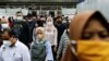 Para penumpang yang memakai masker di dalam stasiun kereta komuter pada jam sibuk sore hari di Jakarta. (Foto: ilustrasi/ REUTERS/Willy Kurniawan)