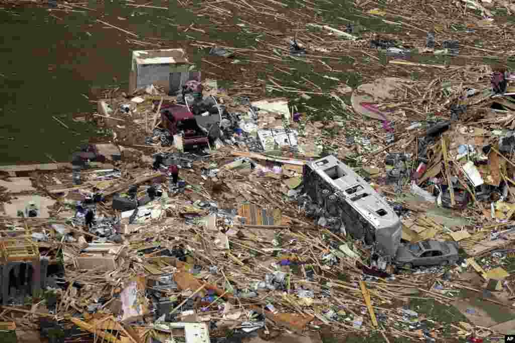 Alabama, Arkanzas va Missisipida tabiiy ofat binolarni, bizneslarni yer bilan yakson qilgan.