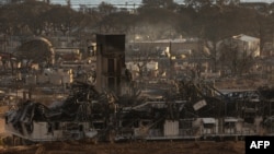 Rumah dan bangunan yang terbakar sebagai akibat dari kebakaran hutan, terlihat di Lahaina, Maui barat, Hawaii pada 12 Agustus 2023. (Foto: AFP)