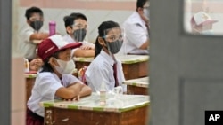 Siswa SD tengah mengikuti pembelajaran tatap muka (PTM) di ruang kelas sebuah SD di Jakarta, di tengah pandemi COVID-19, 30 Agustus 2021. (AP Photo/Dita Alangkara)