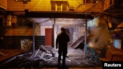 Pintu masuk dari sebuah apartemen di Donetsk, Ukraina, hancur akibat serangan Rusia, pada 26 Oktober 2023. (Foto: Reuters/Alexander Ermochenko)
