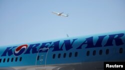 แฟ้มภาพ - โลโก้ของสายการบินโคเรียนแอร์ บนเครื่องบิน B787-9 ในอินชอน เกาหลีใต้ (รอยเตอร์)