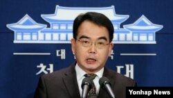 김성우 청와대 홍보수석이 4일 북한의 장거리 미사일 발사 예고와 관련한 박근혜 한국 대통령의 성명을 대독 형식으로 발표하고 있다.