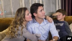 មេ​ដឹកនាំ​គណបក្ស​សេរីនិយម លោក Justin Trudeau សម្លឹង​មើល​លទ្ធផល​នៃ​ការ​បោះ​ឆ្នោះ​ជាមួយ​ភរិយា គឺ​អ្នកស្រី Sophie Gregoire និង​កូន​ប្រុស​របស់​លោក​ឈ្មោះ Xavier ក្នុង​ទីក្រុង​ Montreal កាលពីពេល​កន្លងទៅ។