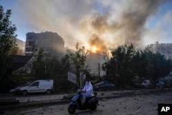 2024년 10월 3일 레바논 베이루트 다히예의 이스라엘 공습 현장에서 연기가 피어오르고 있다.