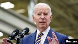 Presiden AS Joe Biden berbicara dalam kunjungannya ke Milwaukee, Wisconsin, pada 15 Agustus 2023. (Foto: Reuters/Kevin Lamarque)