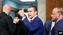 Pete Hegseth, kandidat predsjednika Donalda Trumpa za sekretara za odbranu na izlasku sa pretresa za potvrdu u senatskom Odboru za oružane snage, 14. januara 2025. 