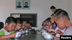 북한 평안남도 태동군의 한 탁아소에서 어린이들이 점심을 먹고 있다. (자료사진)