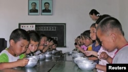 북한 평안남도 태동군의 한 탁아소에서 어린이들이 식사를 하고 있다. (자료사진)